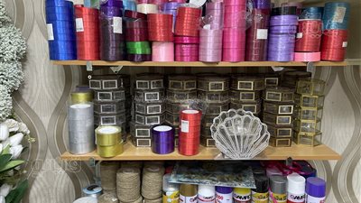 «صواني الشبكة الهاند ميد.. لمسة فنية تعانق أنامل العروس».. تتزين بأشكال هندسية وأزهار نباتية.. وهذه أسعار علب المجوهرات (فيديو وصور)