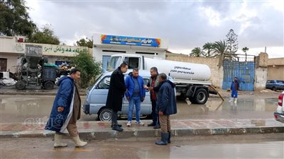 فرق الطوارئ بمرسى مطروح تواصل عملها برفع تجمعات مياه الأمطار (صور)