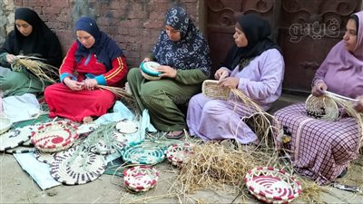 «صناعة الخوص» من الفيوم إلى الخليج العربي وأوروبا.. سيدات قرية 