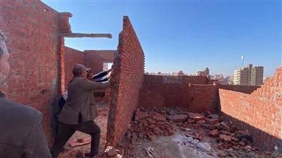 إيقاف الأعمال وإزالة للدور السادس العلوي لعقار مخالف خلف مقابر المنصورة