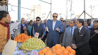  محافظ سوهاج ونائبه يفتتحان سوق اليوم الواحد بطما