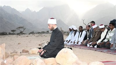 وزير الأوقاف يلتقي أبناء جبل علبة في حلايب ويناقشهم في القضايا الهامة (صور)