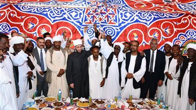 وزير الأوقاف يترأس قافلة دعوية وتنموية إلى أهالي حلايب وشلاتين.. الأزهري يوجه رسائل مهمة للمصريين.. ويصلي على أرض جبل علبة.. وتوجيه خاص بشأن كتاتيب المنطقة