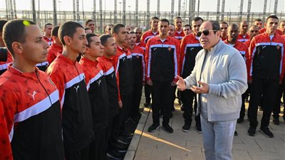 السيسي لطلبة الأكاديمية العسكرية: أشرف مهمة لأي إنسان هي حماية وطنه