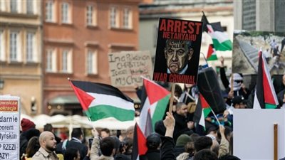 مظاهرة في وارسو احتجاجا على السماح لنتنياهو بزيارة بولندا وحمايته من الاعتقال (صور)