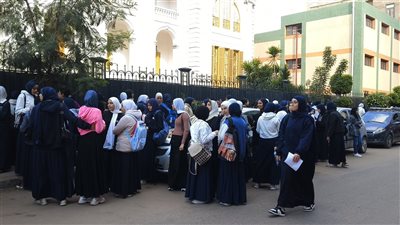 واقفين بالملازم بيراجعوا.. تجمع طلاب أولى ثانوي أمام اللجان بالدقهلية (فيديو وصور)