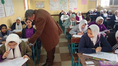وكيل تعليم البحيرة يتابع سير الامتحانات بعدد من مدارس إدارة دمنهور التعليمية (صور)