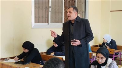 وكيل التعليم بدمياط يتفقد امتحانات صفوف النقل (صور)