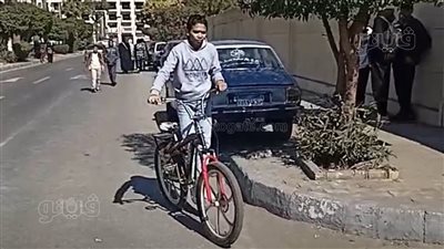 الدراجة والموتوسيكل وسيلة طلاب أولى ثانوي في الأقصر للوصول إلى لجان الامتحانات (فيديو) 
