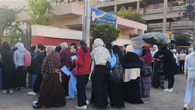 تجمع لطلاب الصف الثاني الثانوي أمام اللجان لأداء امتحان الفصل الدراسي الأول بالدقهلية (فيديو)