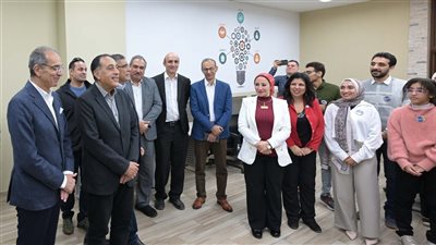 رئيس الوزراء يلتقي عددا من خريجي برنامج التدريب من أجل التوظيف 