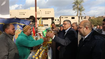 محافظ الجيزة يفتتح أسواق اليوم الواحد بالمنيرة الغربية وكرداسة (صور) 