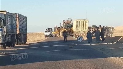 إعادة فتح طريق أسيوط الوادي الجديد بعد انقلاب تريلا