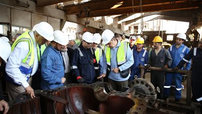 وزير قطاع الأعمال يناقش خطة إعادة إحياء وتشغيل مصانع 