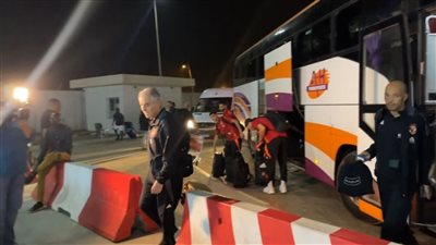 وصول حافلة الأهلي لمطار أبيدجان استعدادا للعودة للقاهرة (فيديو)