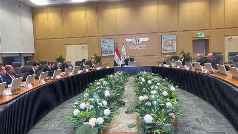 اجتماع وزير الطيران