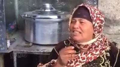 بـ 100 رجل.. كفاح الحاجة نعمة على عربية العدس لتربية أولادها الـ5 | فيديو