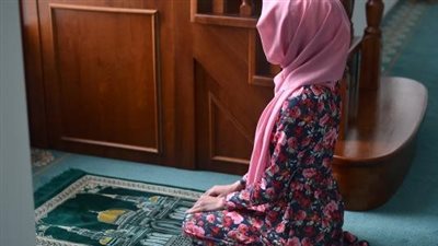  ما حكم الشرع في ستر قدمي المرأة في الصلاة؟.. دار الإفتاء تحسم الجدل 