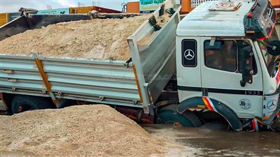 سقوط سيارة نقل في هبوط أرضي مفاجئ نتيجة الأمطار بمطروح | صور 