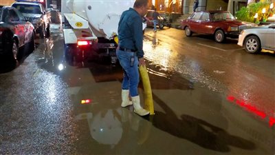 محافظ الجيزة يقود أعمال شفط مياه الأمطار بالشوارع الرئيسية