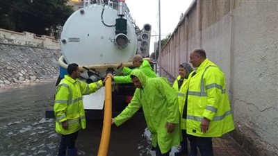 محافظ الإسكندرية يتابع تصريف تراكمات مياه الأمطار / صور