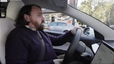 نظام FSD للقيادة الذاتية يختل في الزحام|فيديو