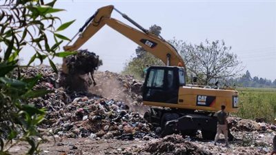 رفع 120 طن قمامة من أم الزين للمقلب الحكومى بالشرقية 
