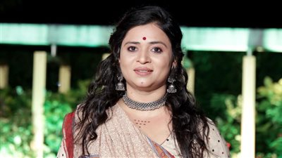 هندي يلقى أموالًا باهظة على رأس مطربة شهيرة