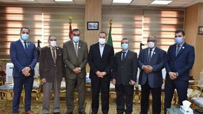 محافظ الشرقية يلتقي مدير المشروعات التربوية بمؤسسة البحث العلمي بمصر وشمال أفريقيا 