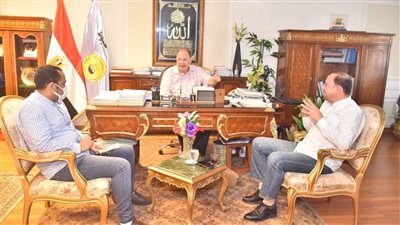 محافظ أسيوط يبحث مع أعضاء مجلس النواب الموقف التنفيذي للمشروعات التنموية 