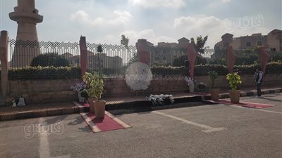 إكليل زهور في انتظار جثمان سهير البابلي قبل صلاة الجنازة