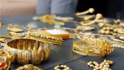 ربة منزل تتعرف على مشغولات ذهبية سرقها عاطل من شقتها بالنزهة