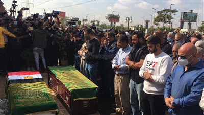 معز مسعود يؤم المصلين في جنازة سهير البابلي | فيديو وصور 