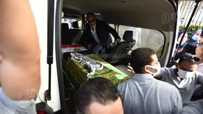 أحد المشاركين في جنازة سهير البابلي يضع الكوفية الفلسطينية على جثمانها | صور 