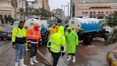 تنفيذي الإسكندرية يواصلون شفط مياه الأمطار | صور