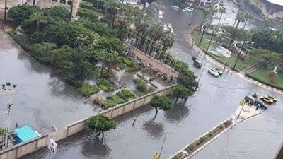 بحيرات من مياه الأمطار تغرق شوارع وميادين الإسكندرية | صور 