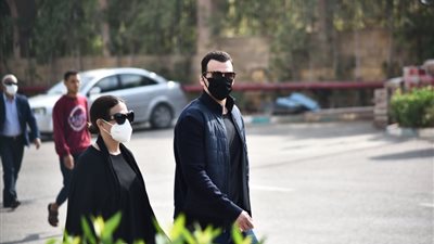 لفتة إنسانية لرامي رضوان مع أحد الصحفيين في جنازة سهير البابلي | فيديو