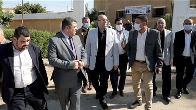 محافظ بني سويف يتفقد سير العمل بمجلس قروي بياض لمتابعة ملف التصالح 