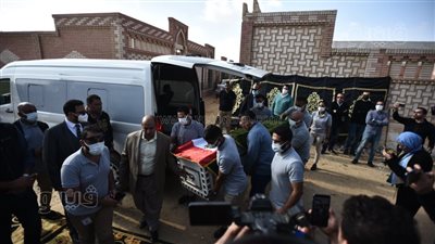 لحظة دفن الفنانة سهير البابلي بمقابر طريق الواحات | فيديو 