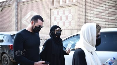 حلا شيحة وزوجها معز مسعود يشاركان بمراسم دفن سهير البابلي | صور 