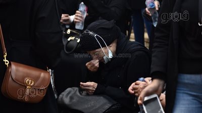 «وداعًا صديقة العمر».. دموع رجاء حسين خلال دفن سهير البابلي |فيديو وصور