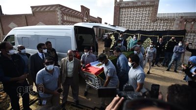 حلقة دعاء وذكر أمام قبر سهير البابلي عقب انتهاء مراسم الدفن | فيديو 