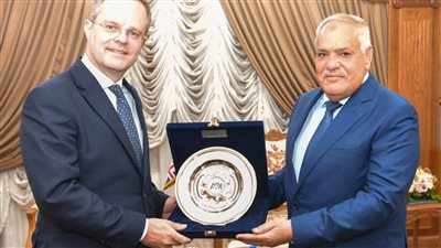 رئيس العربية للتصنيع يبحث مع سفير بريطانيا بالقاهرة سبل التعاون المشترك