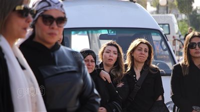 انهيار أسرة وأصدقاء أسماء مصطفى خلال جنازتها بمسجد الشرطة | فيديو وصور 