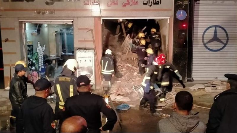 جانب من انهيار بعقار