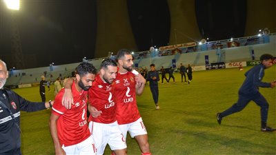 معلول يغادر إستاد المحلة على أكتاف زملائه بعد الإصابة | صور 