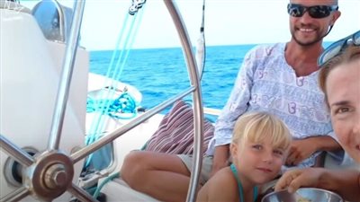 على غرار أفلام الرعب.. عائلة روسية تعلق على متن يخت 