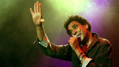 محمد منير يعود إلى مصر بعد رحلة علاج في ألمانيا