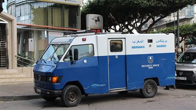 بطريقة هوليودية.. مسلحان يسطوان على سيارة نقل أموال بالمغرب ويسرقان 160 مليونا | فيديو