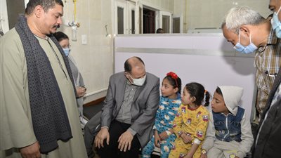 محافظ أسيوط يزور الطلاب بالمستشفى بعد إصابتهم بالتسمم.. ويتلقى اتصالا من رئيس الوزراء | صور 